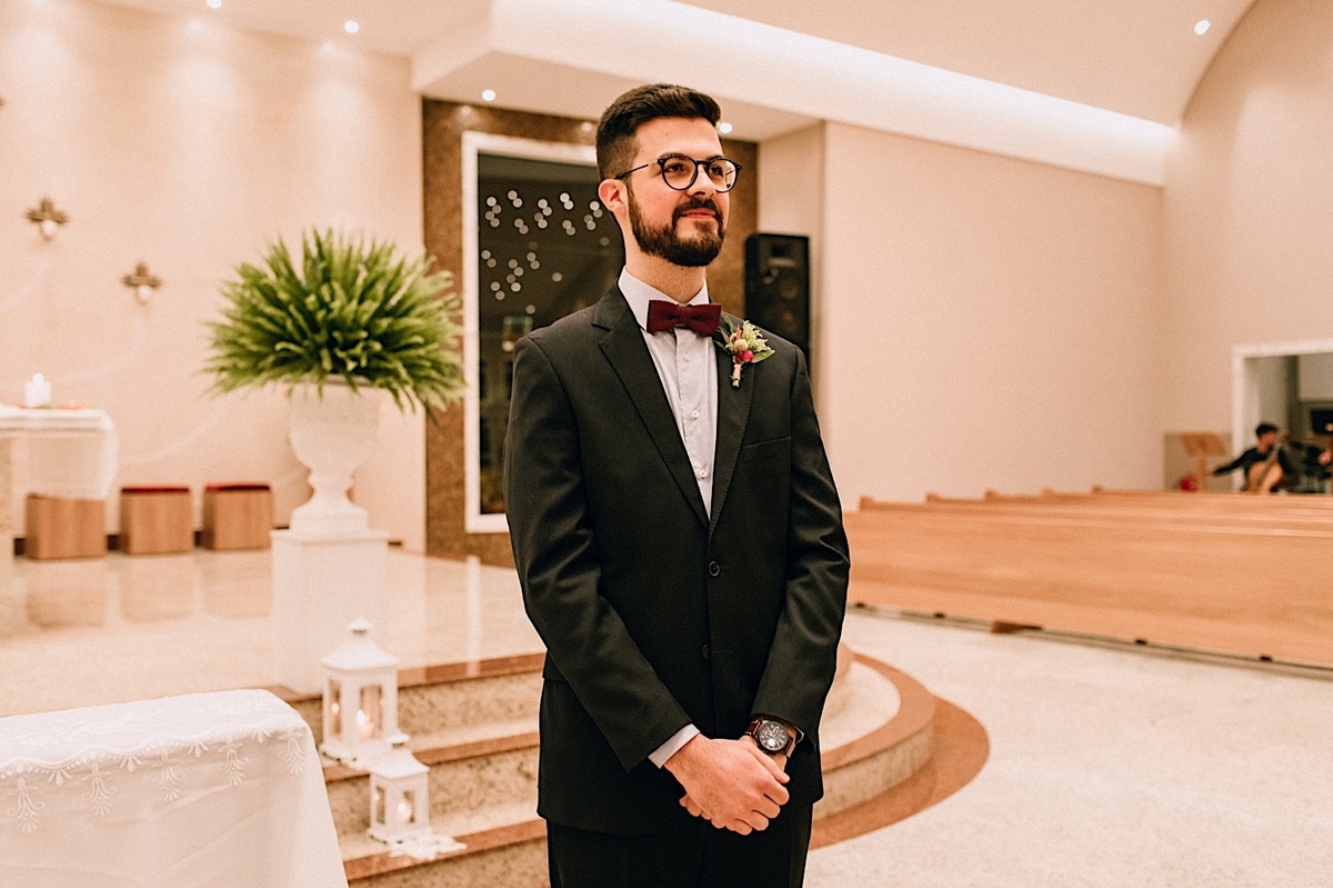 Casamento Mini Wedding no Santuário São Francisco de Assis no bairro Xaxim em Curitiba Casamento Mari e Lucas intimista linda luz vestido da noiva Madah Ateliê em Curitiba