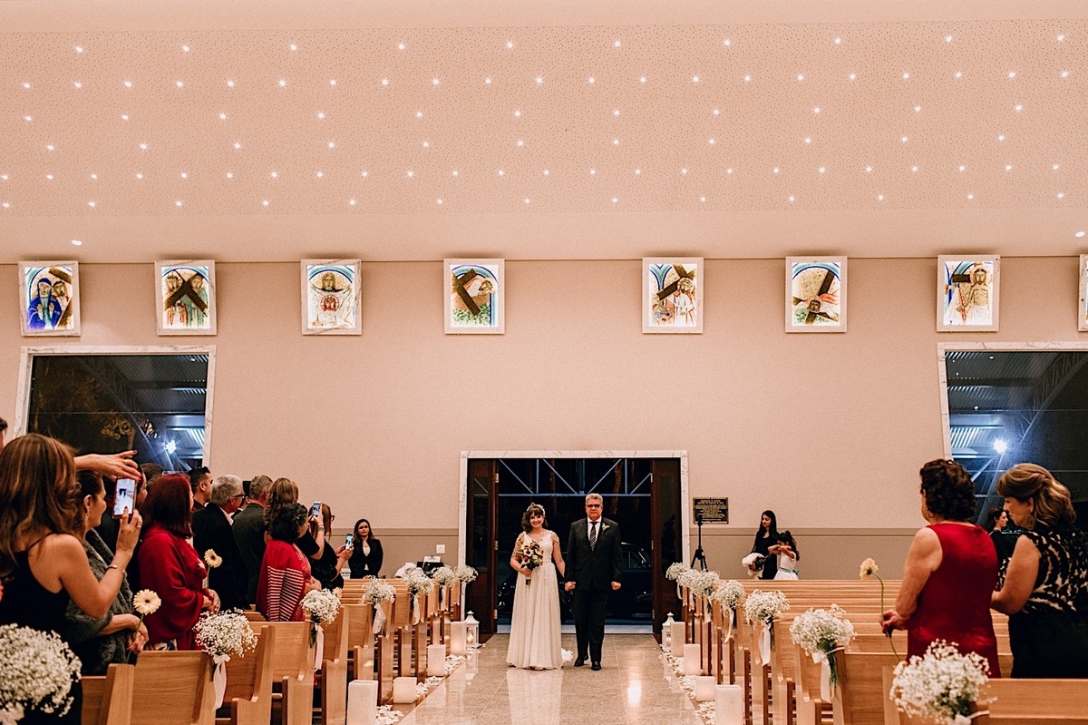 Casamento Mini Wedding no Santuário São Francisco de Assis no bairro Xaxim em Curitiba Casamento Mari e Lucas intimista linda luz vestido da noiva Madah Ateliê em Curitiba