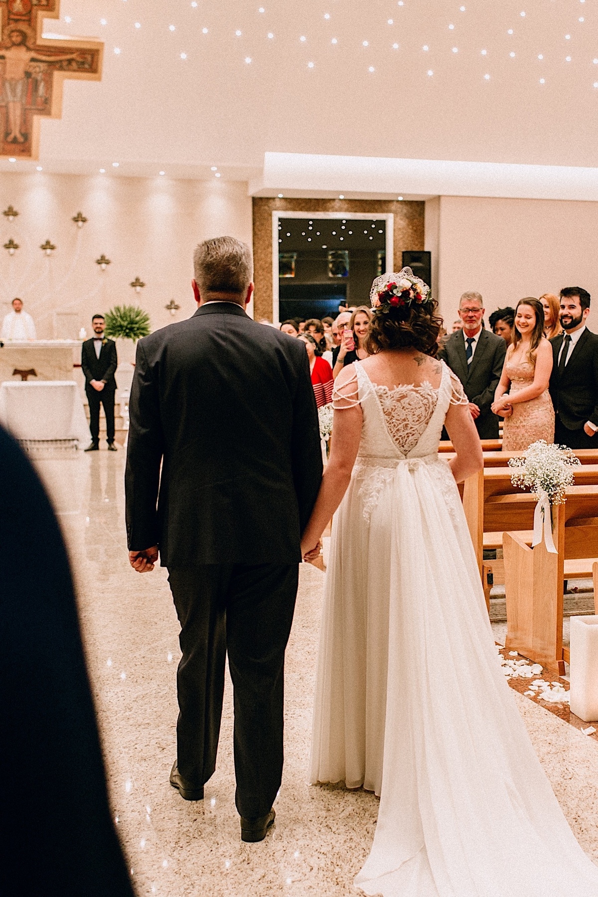 Casamento Mini Wedding no Santuário São Francisco de Assis no bairro Xaxim em Curitiba Casamento Mari e Lucas intimista linda luz vestido da noiva Madah Ateliê em Curitiba