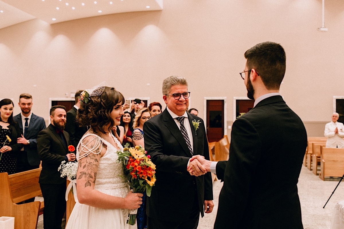 Casamento Mini Wedding no Santuário São Francisco de Assis no bairro Xaxim em Curitiba Casamento Mari e Lucas intimista linda luz vestido da noiva Madah Ateliê em Curitiba