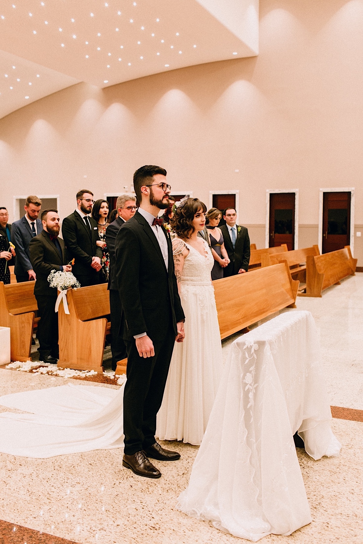 Casamento Mini Wedding no Santuário São Francisco de Assis no bairro Xaxim em Curitiba Casamento Mari e Lucas intimista linda luz vestido da noiva Madah Ateliê em Curitiba