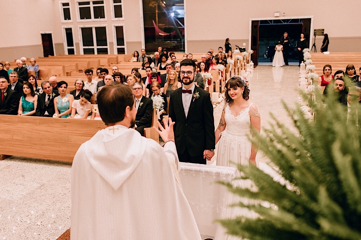 Casamento Mini Wedding no Santuário São Francisco de Assis no bairro Xaxim em Curitiba Casamento Mari e Lucas intimista linda luz vestido da noiva Madah Ateliê em Curitiba