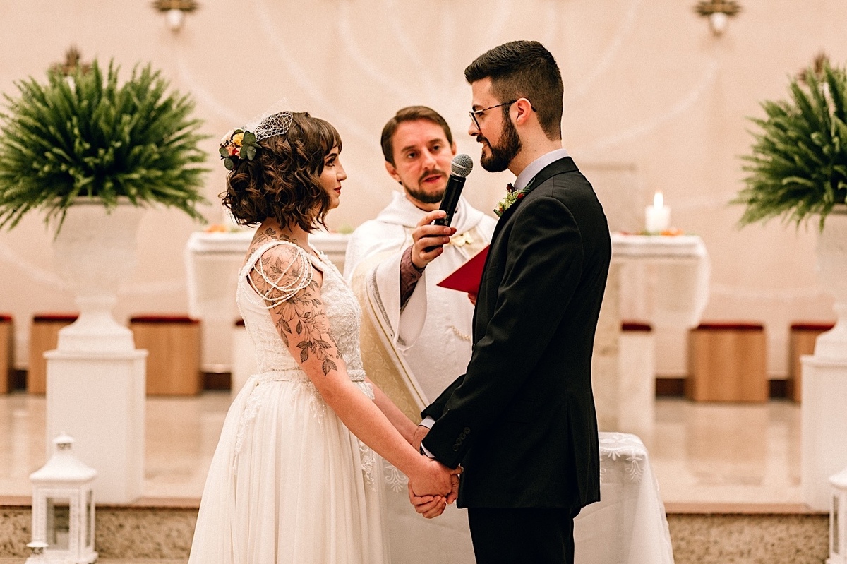 Casamento Mini Wedding no Santuário São Francisco de Assis no bairro Xaxim em Curitiba Casamento Mari e Lucas intimista linda luz vestido da noiva Madah Ateliê em Curitiba