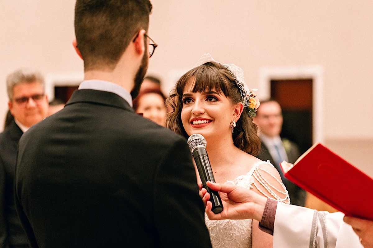 Casamento Mini Wedding no Santuário São Francisco de Assis no bairro Xaxim em Curitiba Casamento Mari e Lucas intimista linda luz vestido da noiva Madah Ateliê em Curitiba