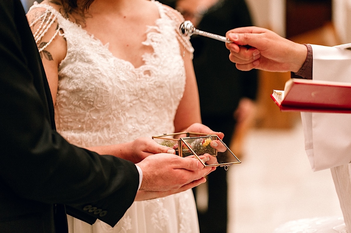 Casamento Mini Wedding no Santuário São Francisco de Assis no bairro Xaxim em Curitiba Casamento Mari e Lucas intimista linda luz vestido da noiva Madah Ateliê em Curitiba