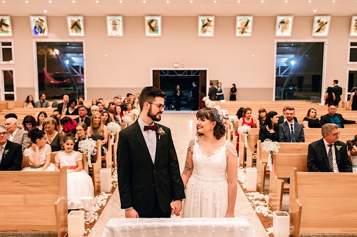 Casamento Mini Wedding no Santuário São Francisco de Assis no bairro Xaxim em Curitiba Casamento Mari e Lucas intimista linda luz vestido da noiva Madah Ateliê em Curitiba