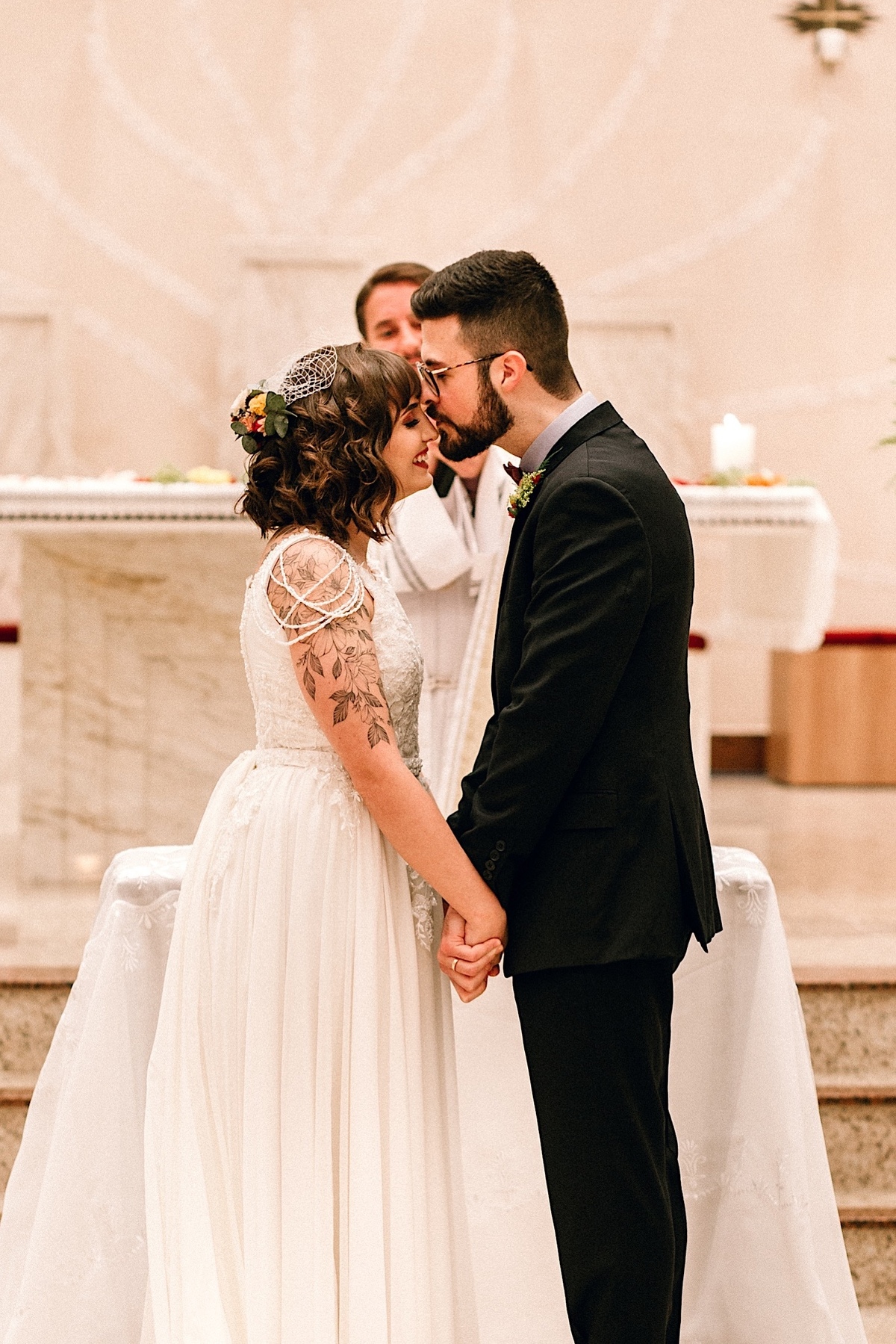 Casamento Mini Wedding no Santuário São Francisco de Assis no bairro Xaxim em Curitiba Casamento Mari e Lucas intimista linda luz vestido da noiva Madah Ateliê em Curitiba