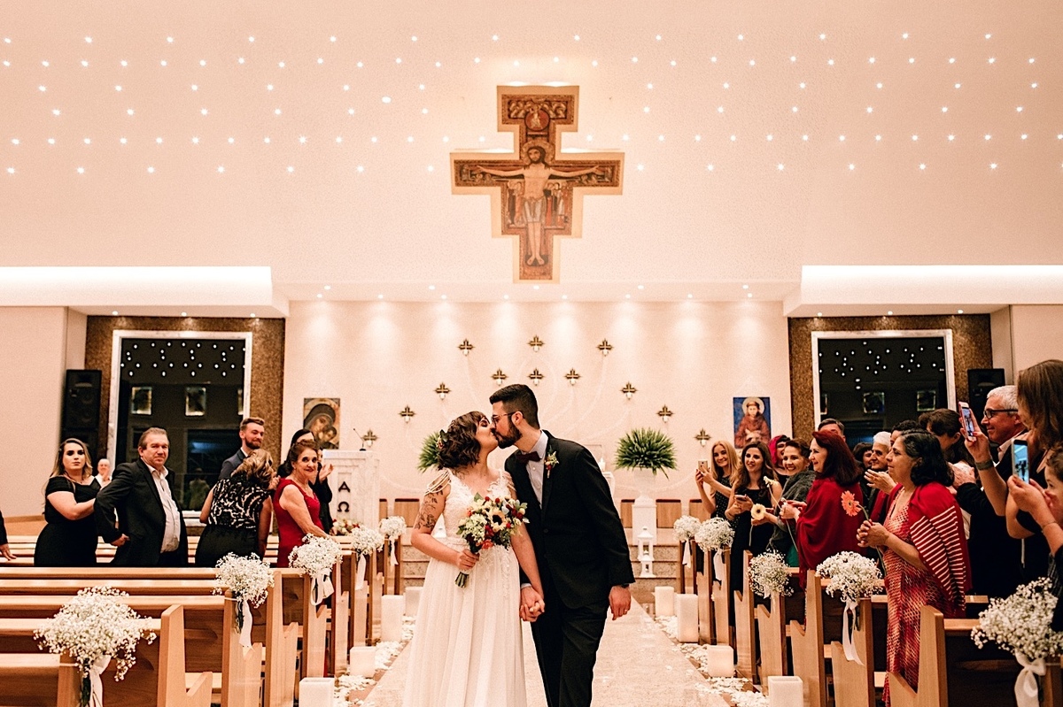 Casamento Mini Wedding no Santuário São Francisco de Assis no bairro Xaxim em Curitiba Casamento Mari e Lucas intimista linda luz vestido da noiva Madah Ateliê em Curitiba