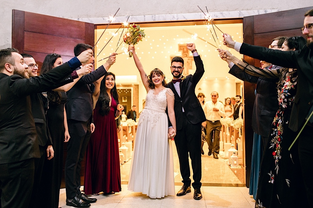 Casamento Mini Wedding no Santuário São Francisco de Assis no bairro Xaxim em Curitiba Casamento Mari e Lucas intimista linda luz vestido da noiva Madah Ateliê em Curitiba