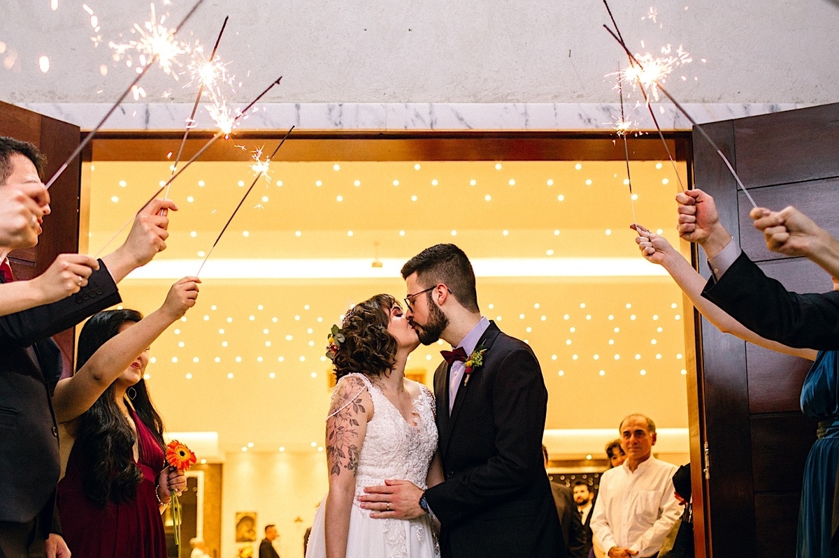 Casamento Mini Wedding no Santuário São Francisco de Assis no bairro Xaxim em Curitiba Casamento Mari e Lucas intimista linda luz vestido da noiva Madah Ateliê em Curitiba