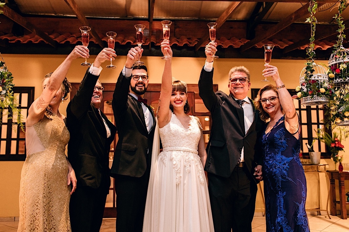 Casamento Mini Wedding na Chácara das Paineiras em Curitiba Casamento Mari e Lucas intimista linda luz vestido da noiva Madah Ateliê, decoração, brinde