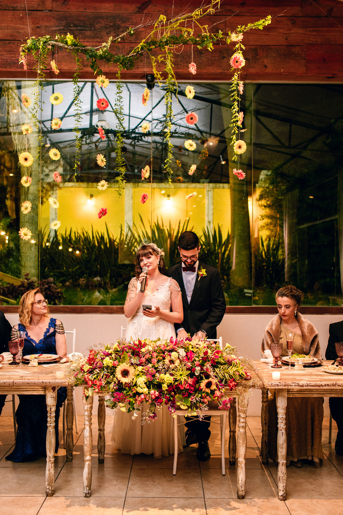 Casamento Mini Wedding na Chácara das Paineiras em Curitiba Casamento Mari e Lucas intimista linda luz vestido da noiva Madah Ateliê, discurso dos noivos
