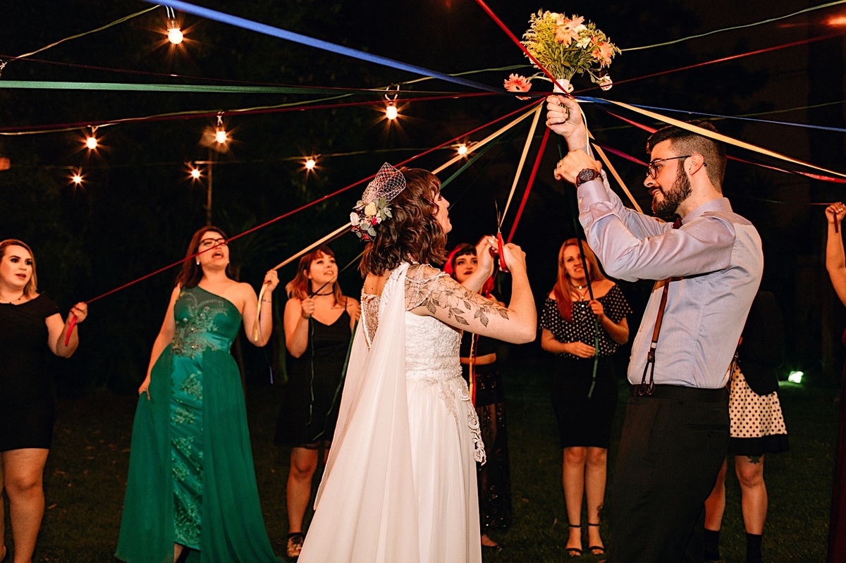 Casamento Mini Wedding na Chácara das Paineiras em Curitiba Casamento Mari e Lucas intimista linda luz vestido da noiva Madah Ateliê, buquê da noiva