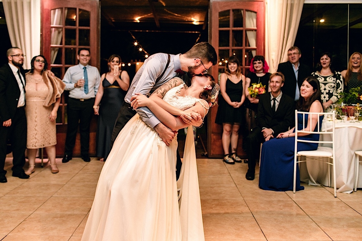 Casamento Mini Wedding na Chácara das Paineiras em Curitiba Casamento Mari e Lucas intimista linda luz vestido da noiva Madah Ateliê, valsa