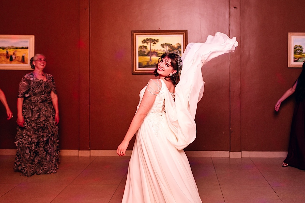 Casamento Mini Wedding na Chácara das Paineiras em Curitiba Casamento Mari e Lucas intimista linda luz vestido da noiva Madah Ateliê, festa