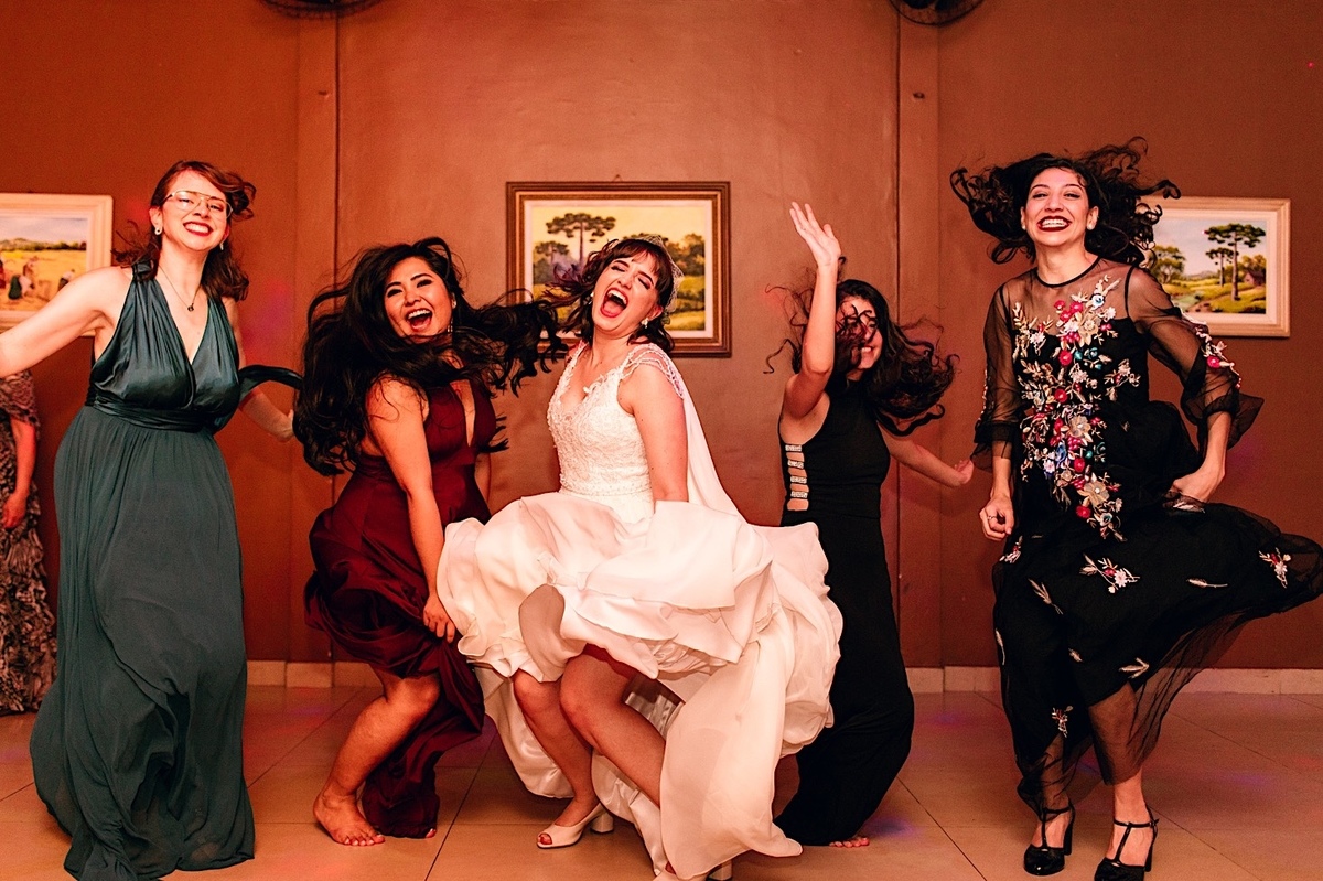 Casamento Mini Wedding na Chácara das Paineiras em Curitiba Casamento Mari e Lucas intimista linda luz vestido da noiva Madah Ateliê, festa