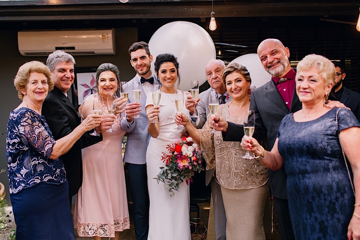 Casamento Mini Wedding, casamento intimista, casamento minimalista, casamento civil. Buquê e vestido de noiva. Casamento no Clavie restaurante na Praça da Espanha, decoração mini wedding. Fotografia mini wedding. Brinde dos noivos