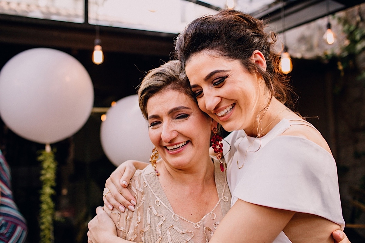 Casamento Mini Wedding, casamento intimista, casamento minimalista, casamento civil. Buquê e vestido de noiva. Casamento no Clavie restaurante na Praça da Espanha, decoração mini wedding. Fotografia mini wedding. Fotos com os pais