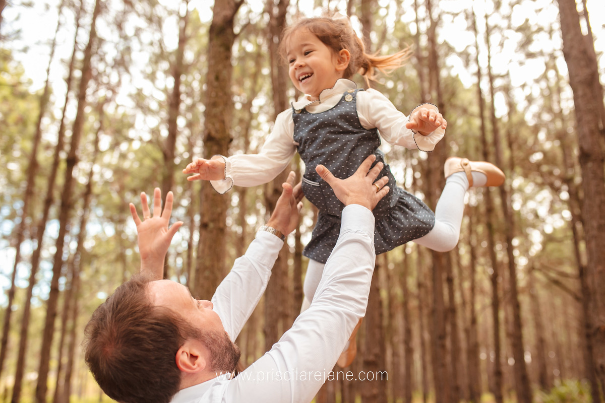 pai jogando filha para o alto
