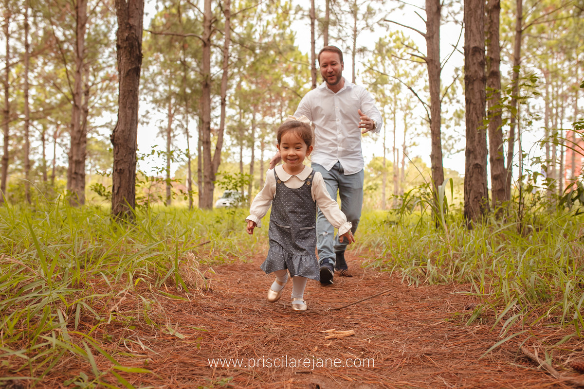 pai e filha correndo