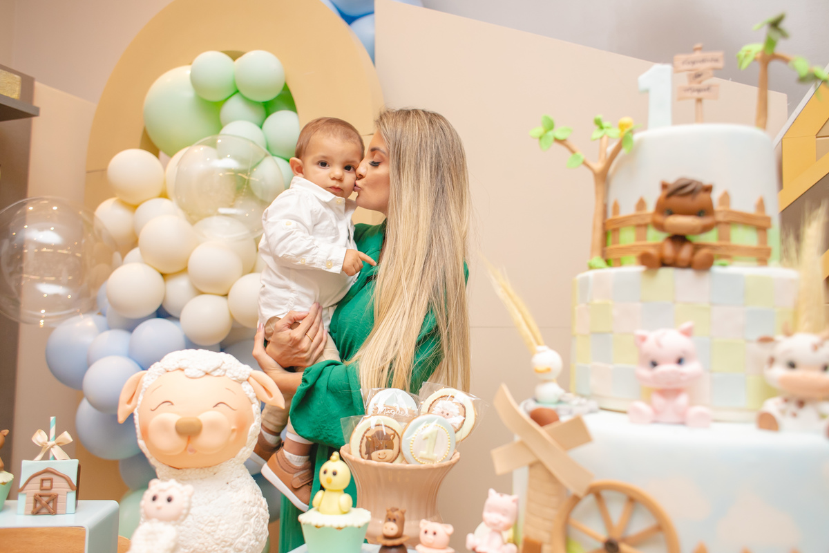 Decor duda ignacio, decoraçao fazendinha, festa na palhoça, passeio pedra branca, tema fazendinha, fotografa palhoça , fotografa floripa, mãe abraçando o filho