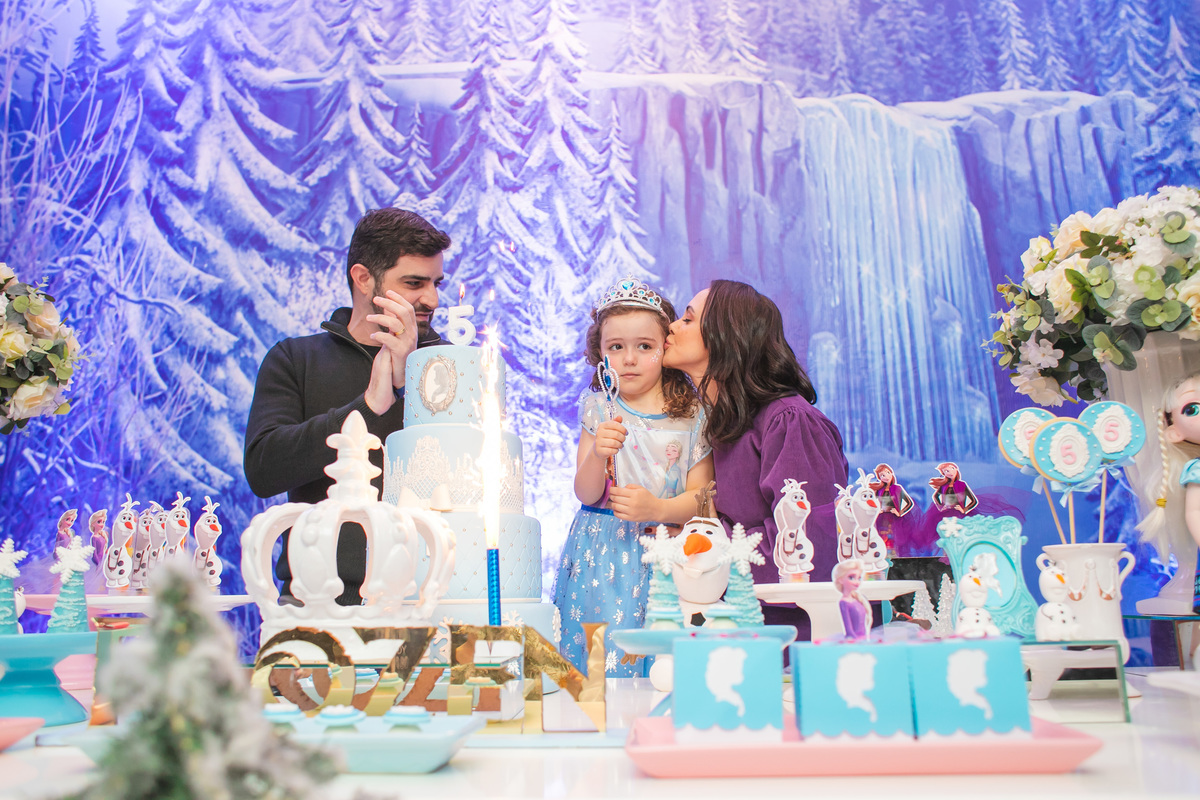 fotografa em festa infantil, festa infantil florianopolis, tema frozen, tema menina, tema 5 anos, ateliê da festa, fotógrafa floripa