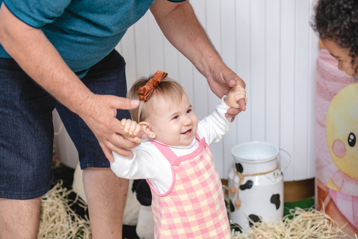 levando bebê pelas maos
