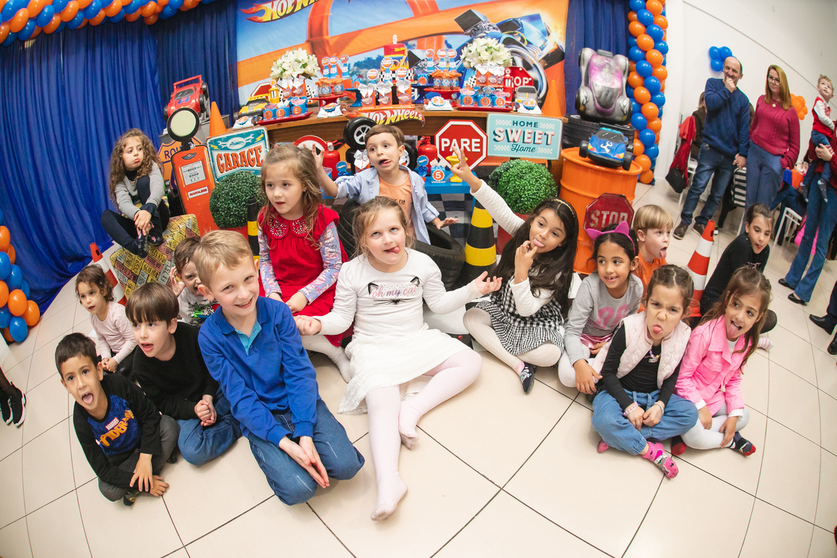 lulu festas, buffet infantil florianopolis, priscila rejane, fotógrafa floripa, tema carros, tema hotweels, fotografia infantil floripa, fotógrafa em florianópolis, crianças reunidas, criança fazendo careta