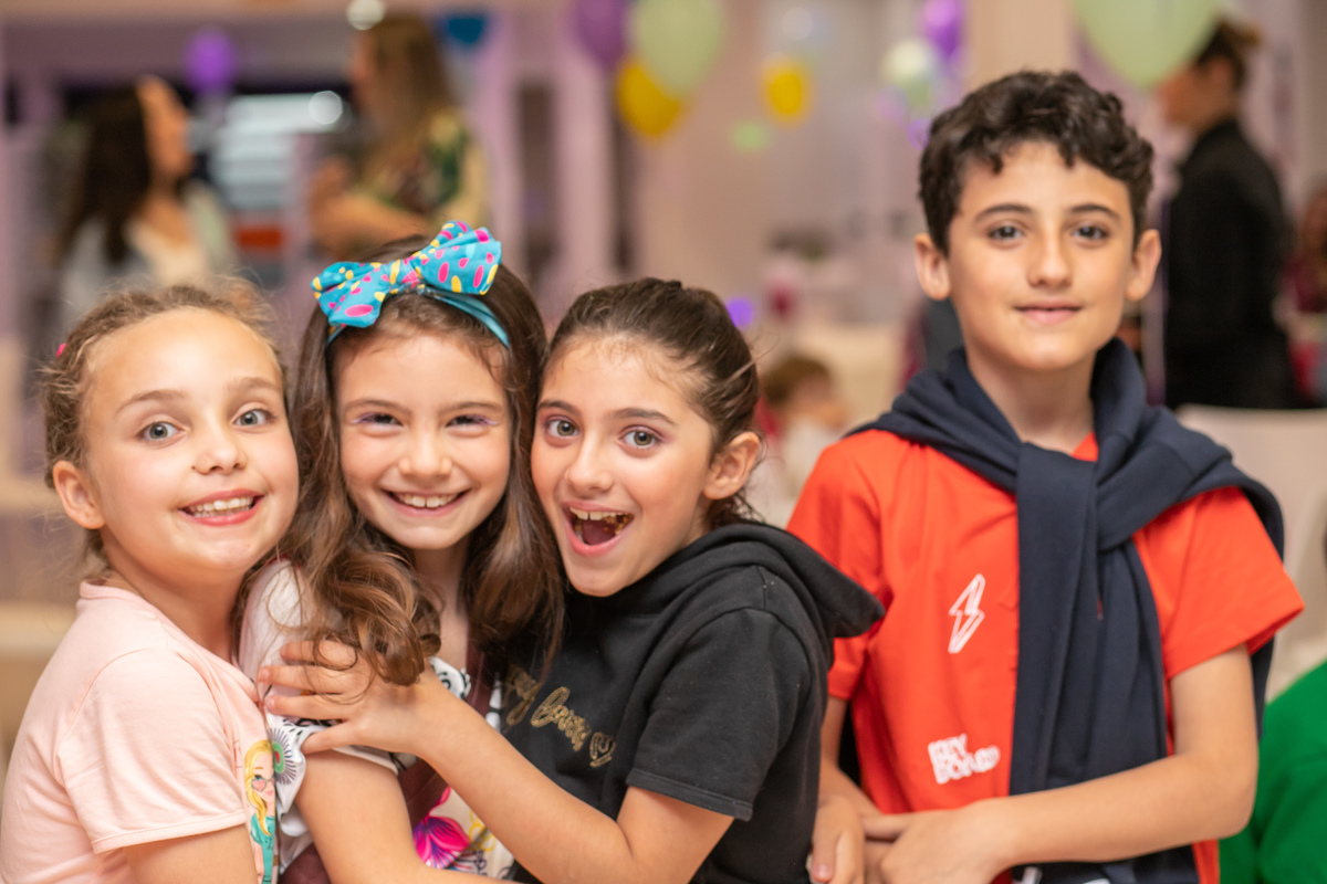 crianças se abraçando