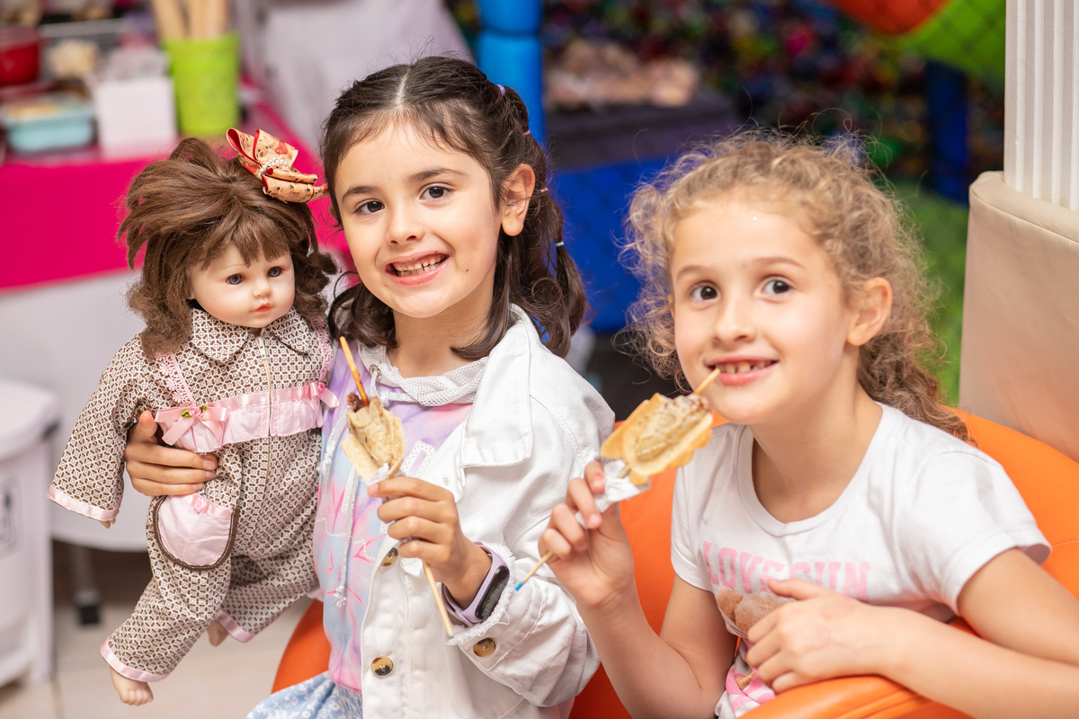 crianças comendo crepe