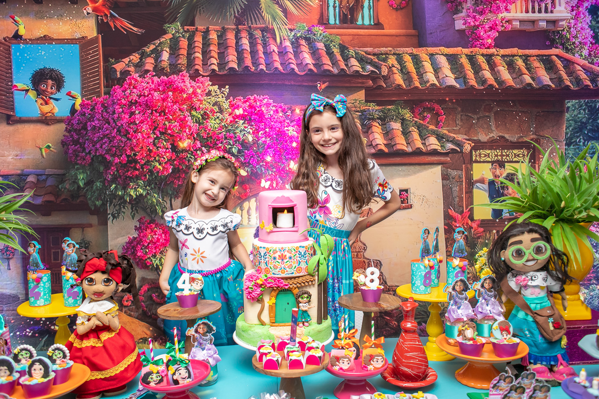 tema encanto disney, festa de irmãs, casa de festas floripa, fotografia infantil floripa, fotógrafa em florianópolis, 
 personagem Madrical, Mirabel floripa