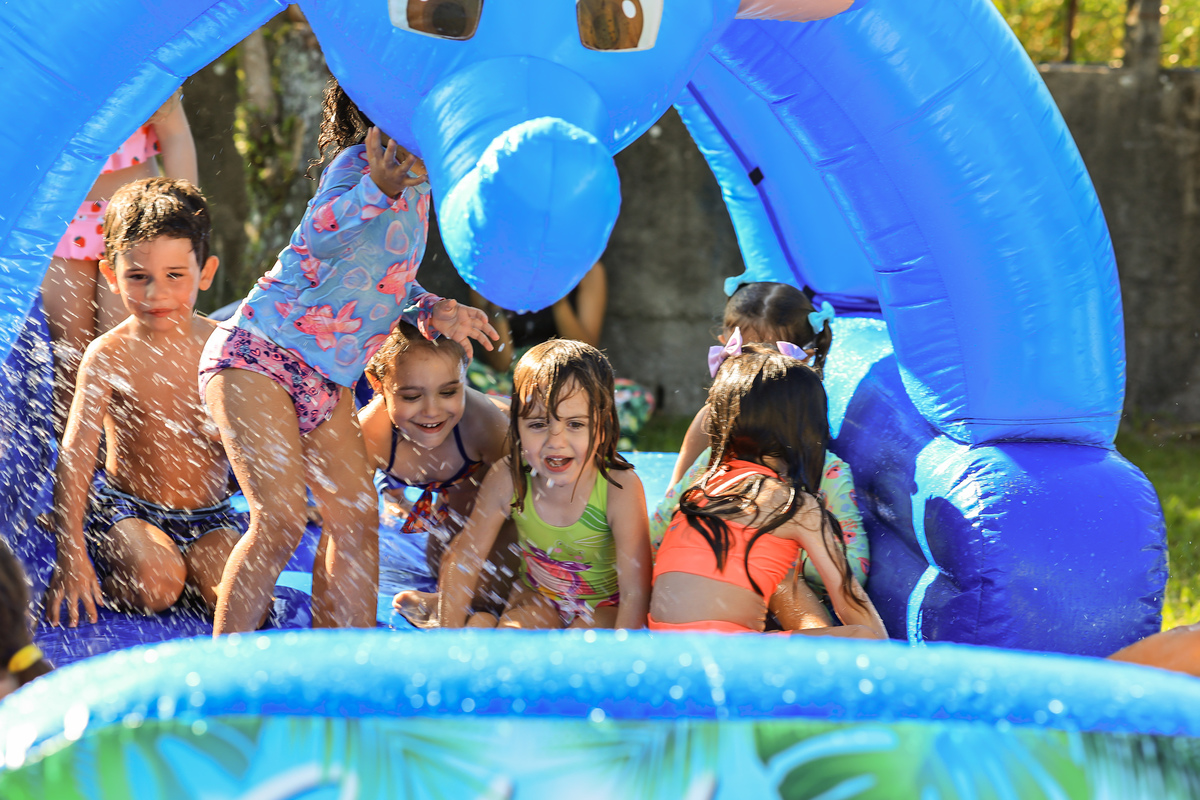 crianças na piscina no sitio em floripa