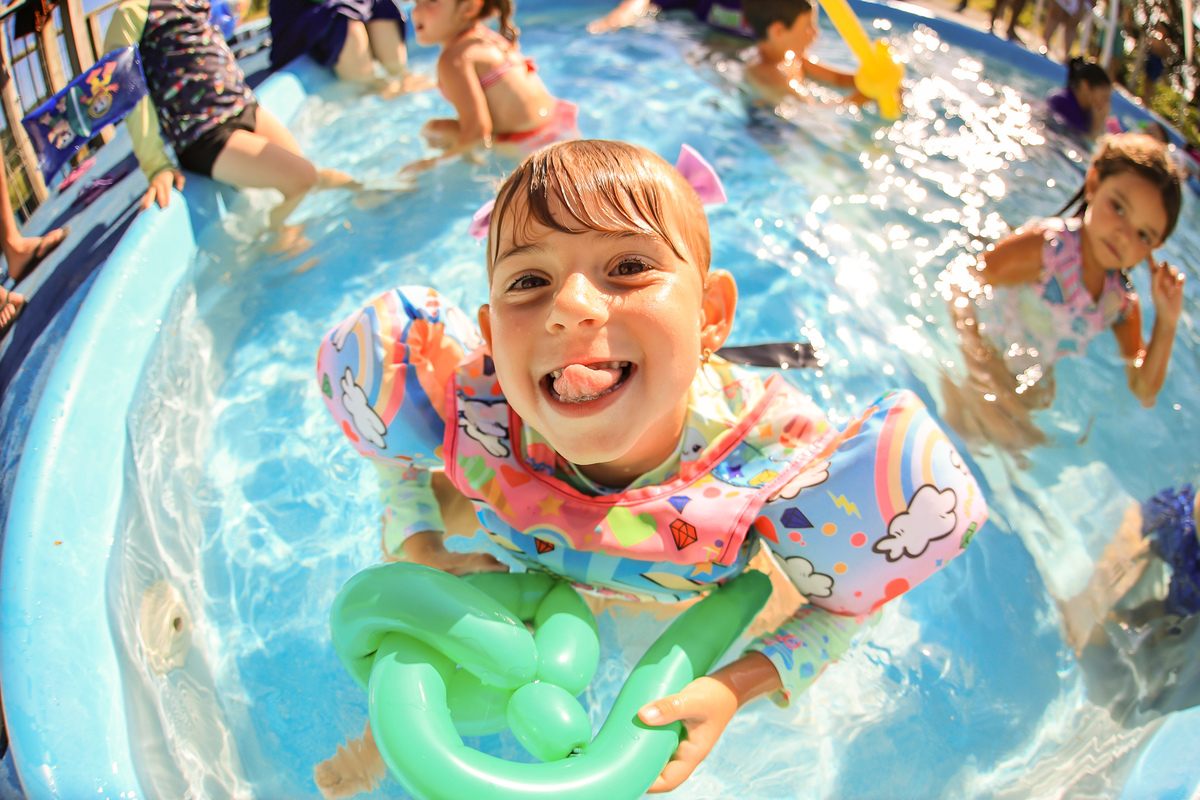 foto espontânea de criança na piscina, lente 15mm fishye, foto de criança