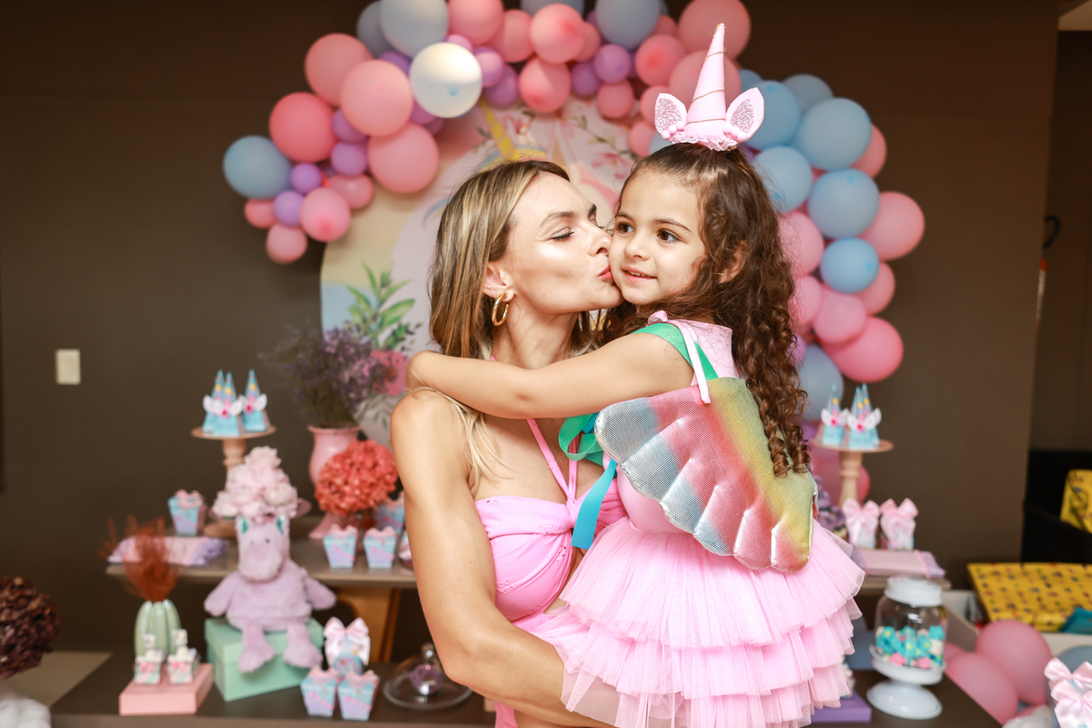  camila regner mãe beijando a filha