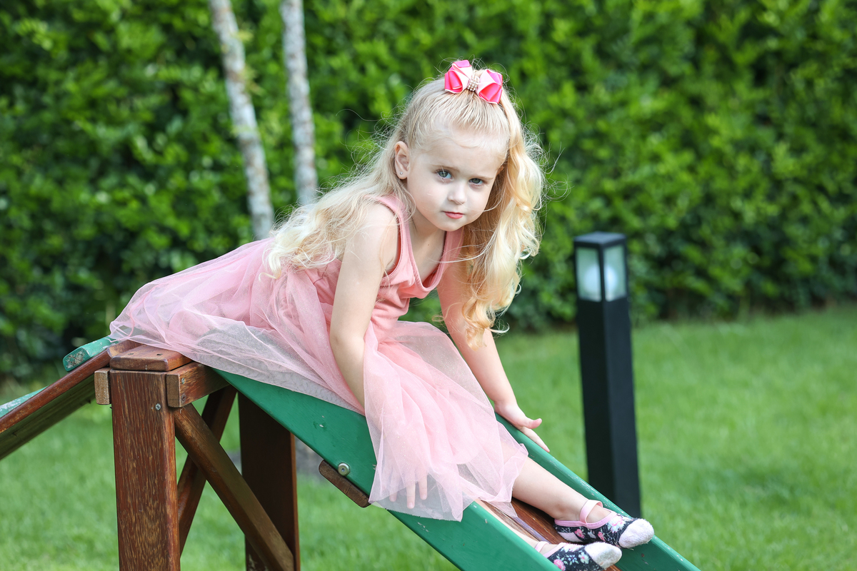 criança no escorregador em florianopolis