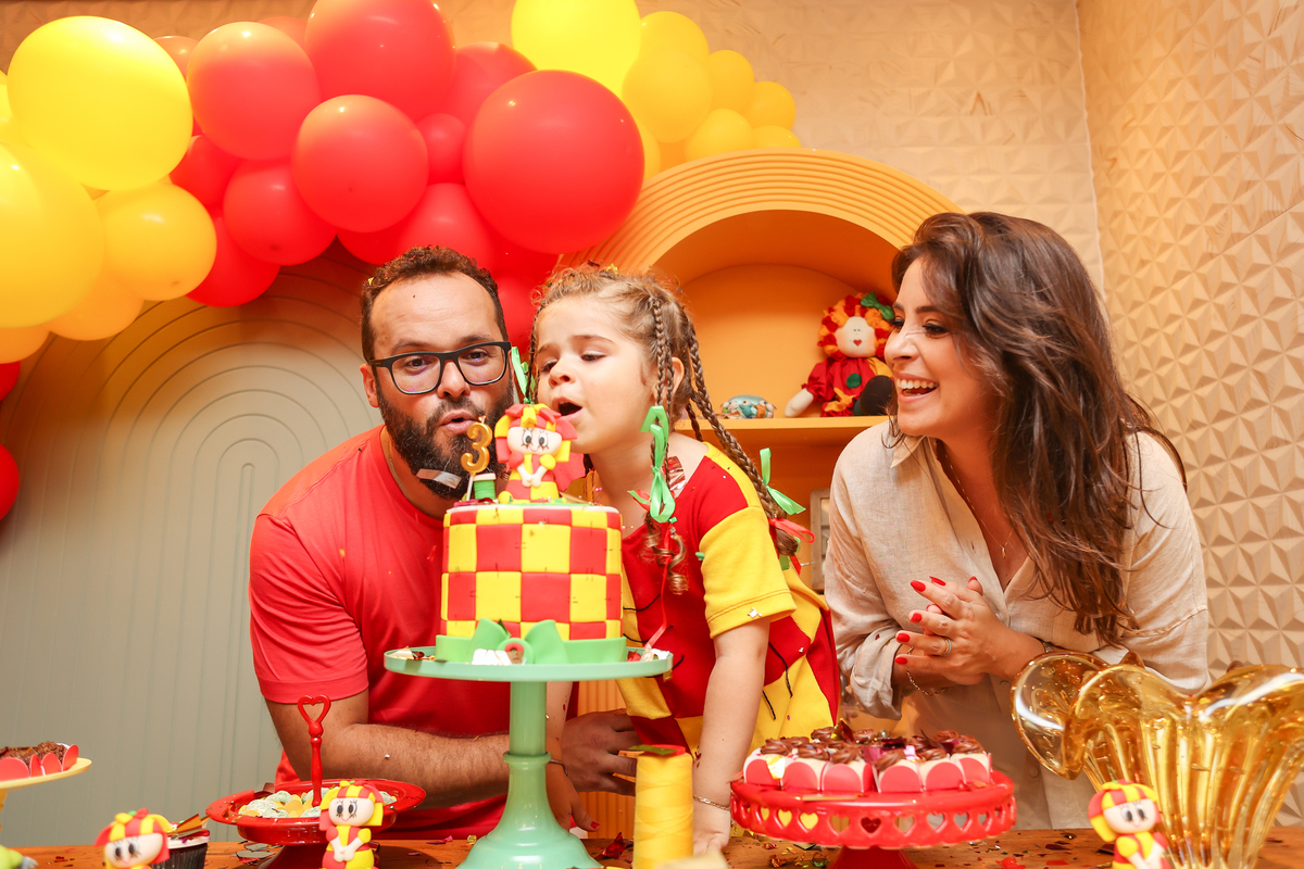 criança assoprando a vela , tema da emilia, 