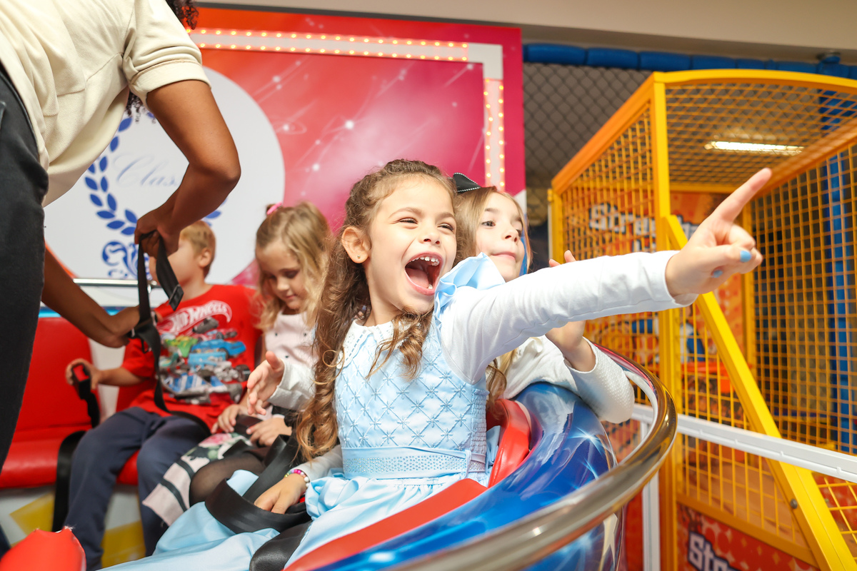 classic buffet e eventos, fotógrafa infantil floripa, fotografa em florianopolis, festa infantil em floripa, criança no brinquedo 