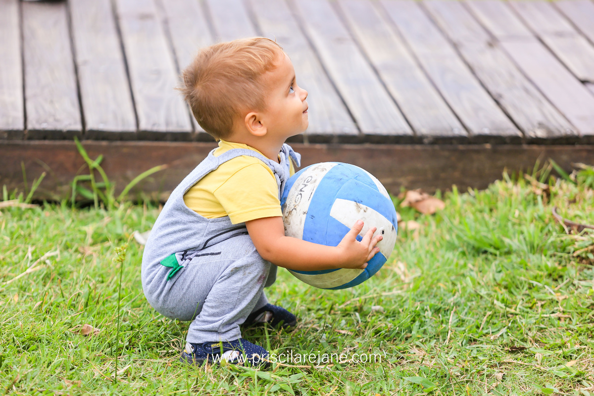 criança com bola