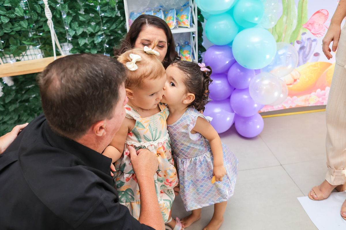 criança beijando outra, festa infantil floripa