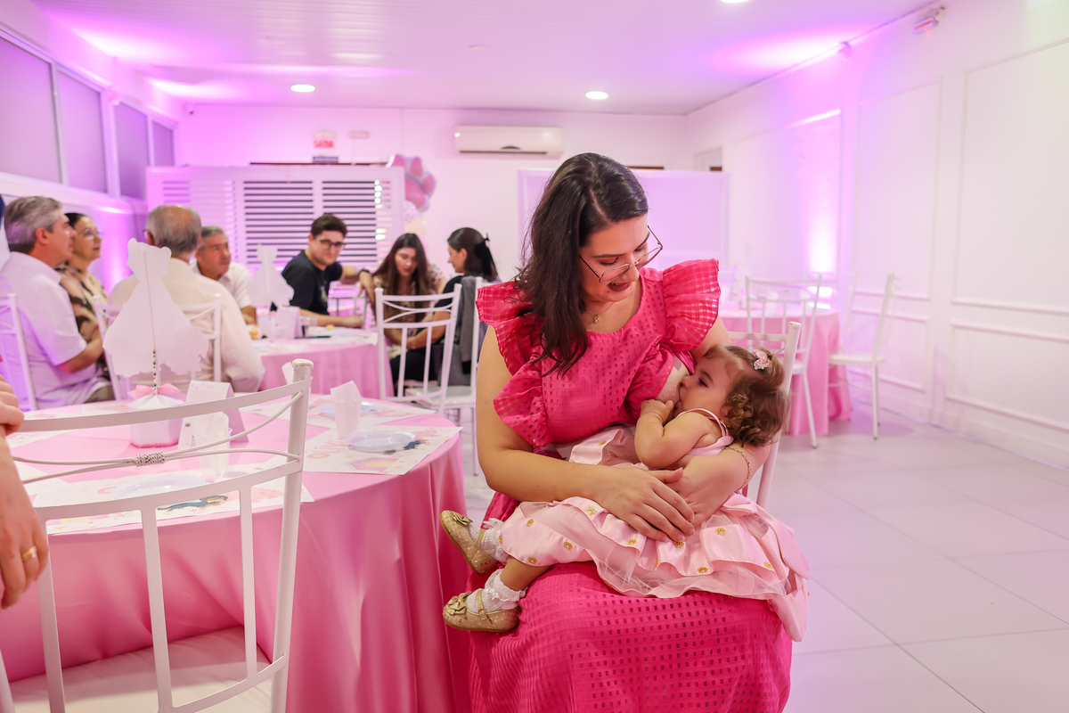 mae amamentando, mae amamentando na festa