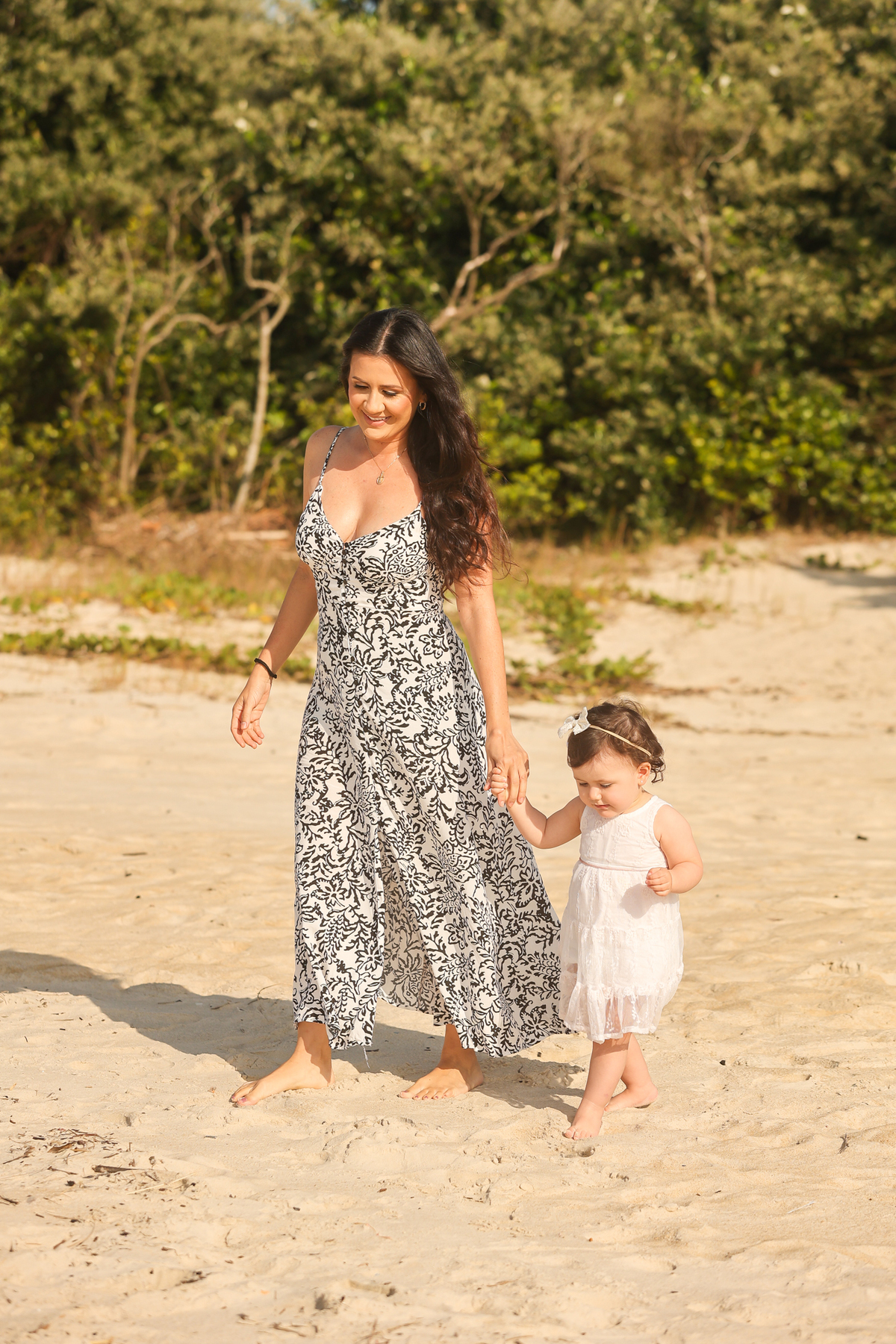 mae e filha na praia