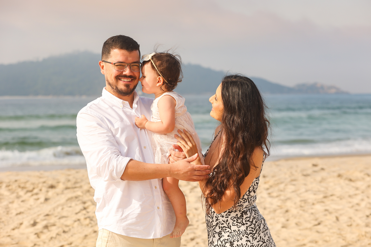 filha beijando o pai, praia do campeche