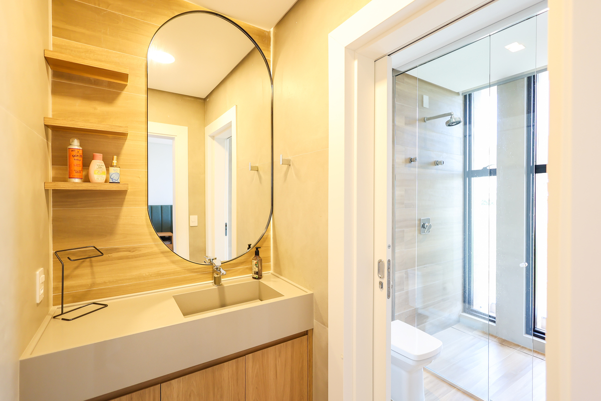 banheiro planejado com espelho