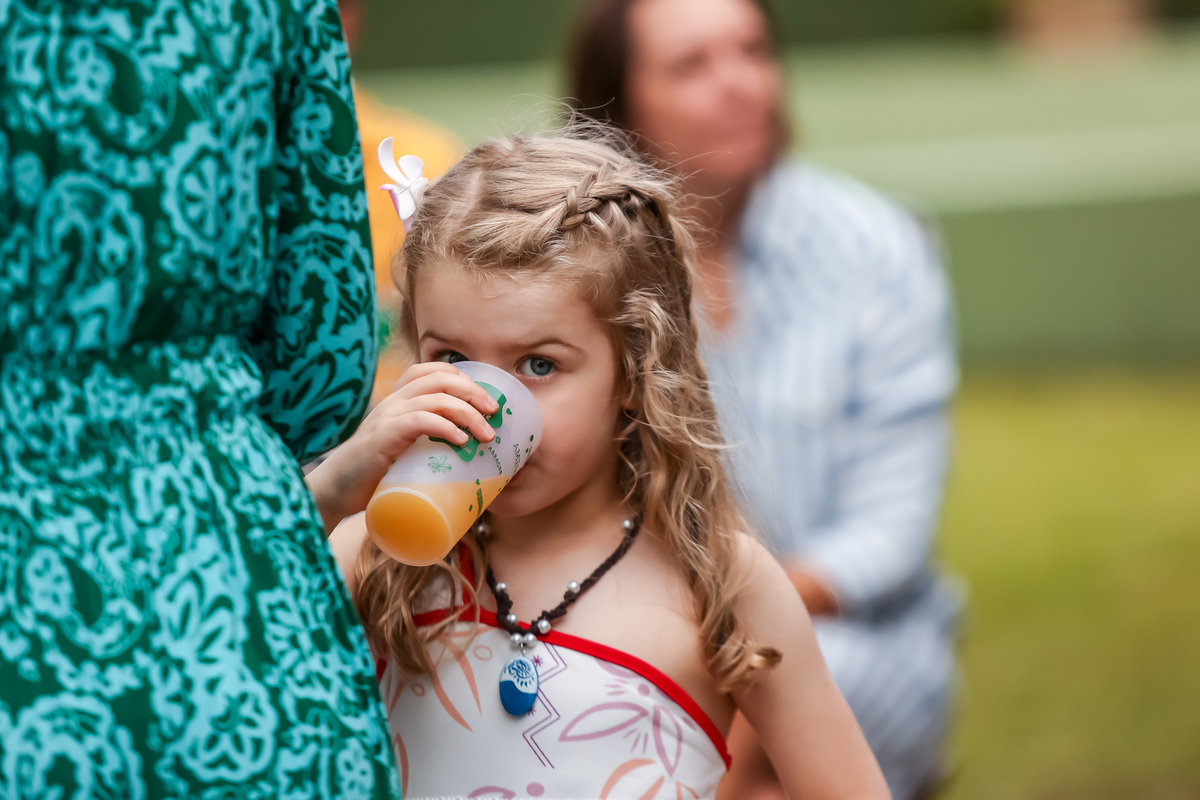 criança bebendo suco