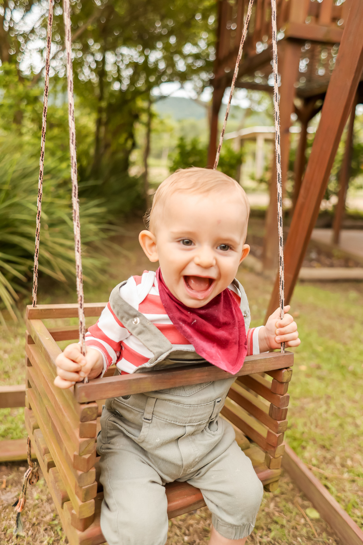 criança sorrindo no balanço