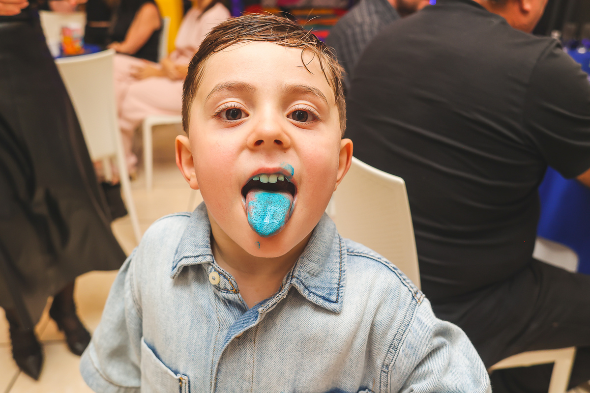 criança com a lingua azul