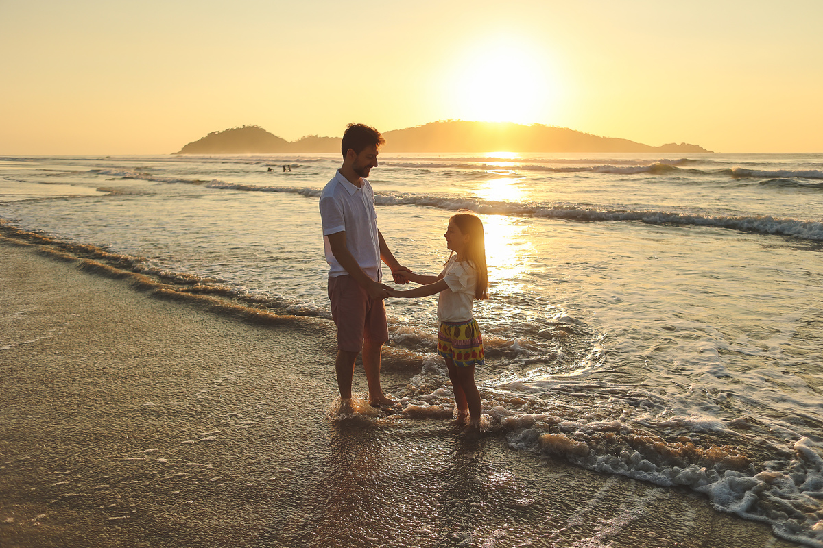 pai e filha na praia do campeche 