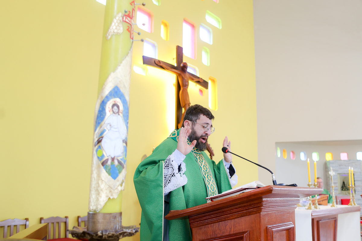 padre de verde na igreja catolica , missa de domingo em anitapolis