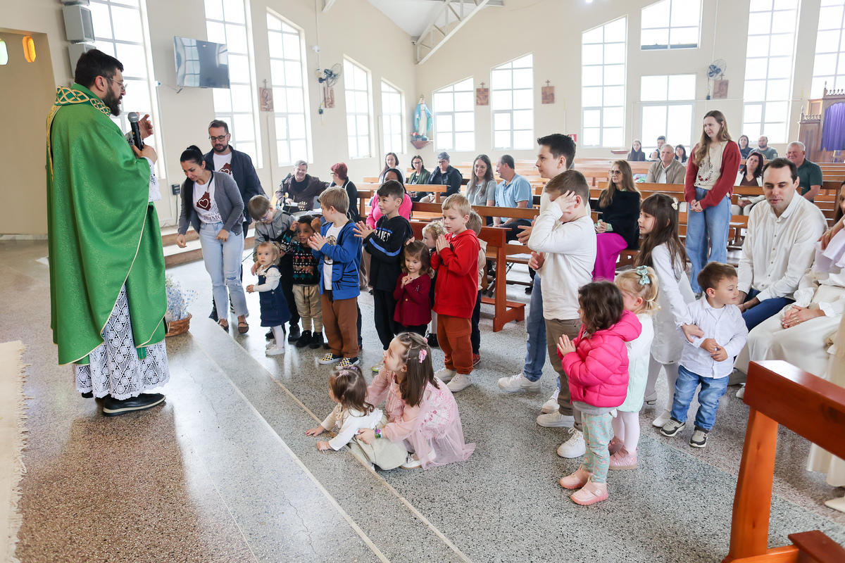 padre com crianças, igreja catolica em anitapolis, dia das crianças em anitapolis