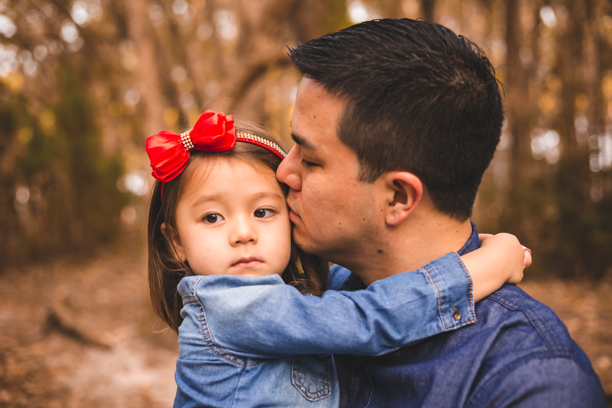 pai beijando filha